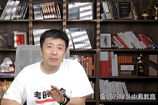 恩佐防守时踩中安东尼脚面，裁判查看VAR判点